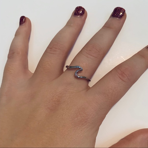 💕ONLY 1 LEFT💕 Wave ring - Picture 7 of 7